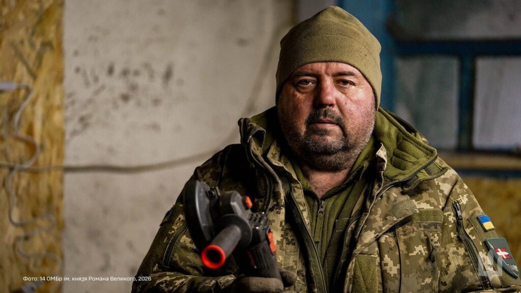 Ukrainischer Mechaniker, der an unbemannten Bodenfahrzeugen (UGVs) arbeitet – von der 14. Separaten Mechanisierten Brigade, benannt nach Prinz Roman dem Großen – der ukrainischen Armee.