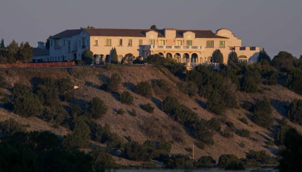 Wie aus Aufzeichnungen hervorgeht, forderte das Fed New Mexico auf, die Untersuchung wegen Sexhandels auf der Jeffrey Epstein Zorro Ranch einzustellen