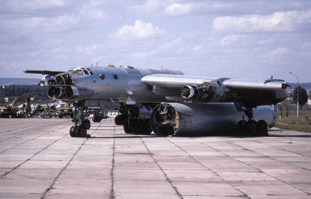 Ukrainische Tu-95MS Bear-Bomber wurden im Rahmen des Cooperative Threat Reduction Program 1999–2000 abgebaut