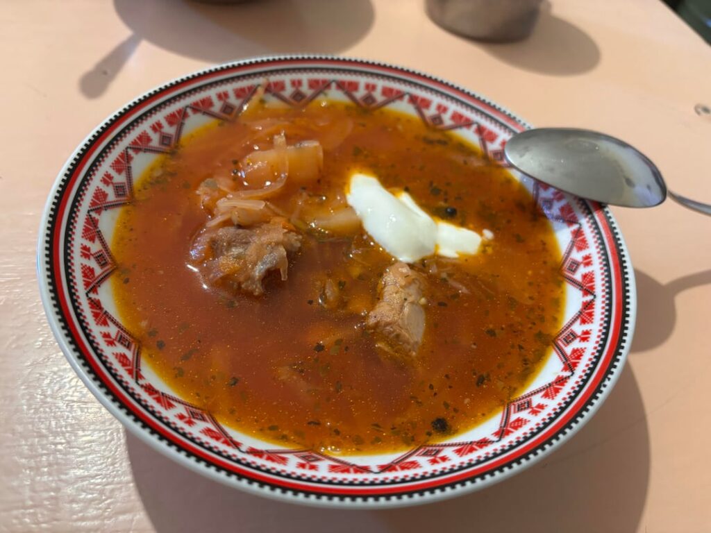 Roter Borschtsch und gekochter Buchweizen mit Fleisch und Kohlsalat wurden heute in meiner Militäreinheit zum Mittagessen serviert