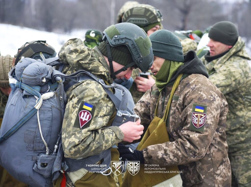 Ukrainische Fallschirmjäger der 77. Separaten Luftmobilbrigade der Luftangriffsstreitkräfte der Ukraine (AAFU) führten von einem Transporthubschrauber aus Übungs-Fallschirmsprünge durch.