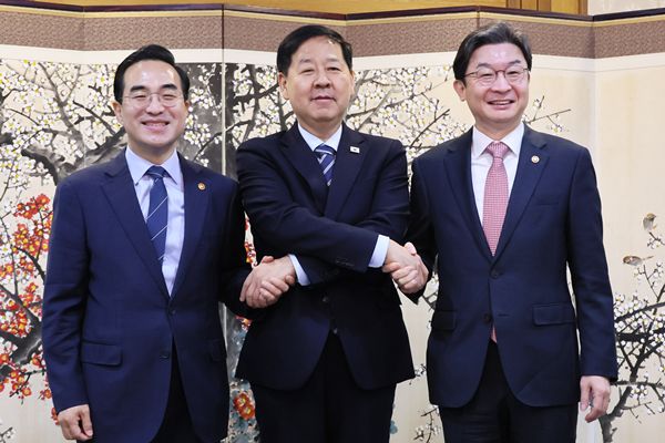 3 Finanzchefs diskutieren bei der ersten makroökonomischen Politikkonsultation über die Krise im Nahen Osten