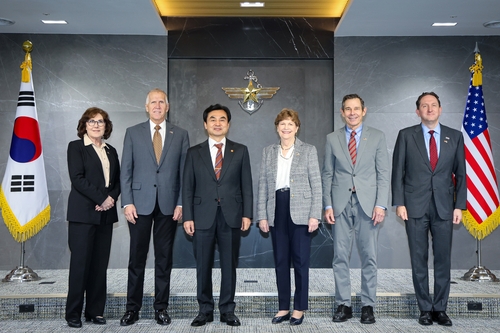 Verteidigungsminister bespricht Bündnis mit US-Gesetzgebern