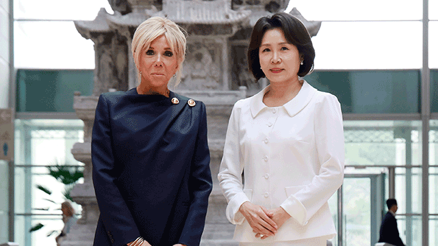Südkoreanische und französische First Ladies besuchen das Nat'l Museum of Korea