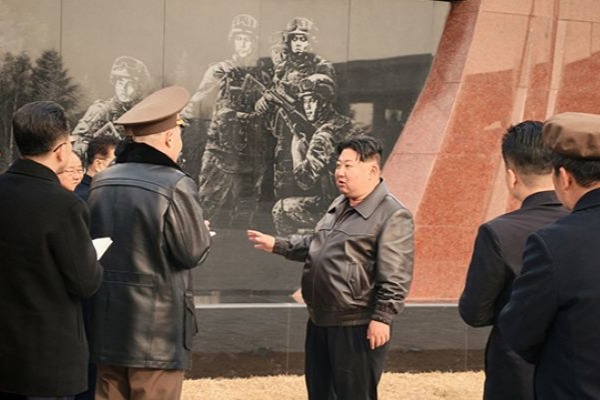 NK-Führer inspiziert Gedenkhalle für in Russland getötete Soldaten