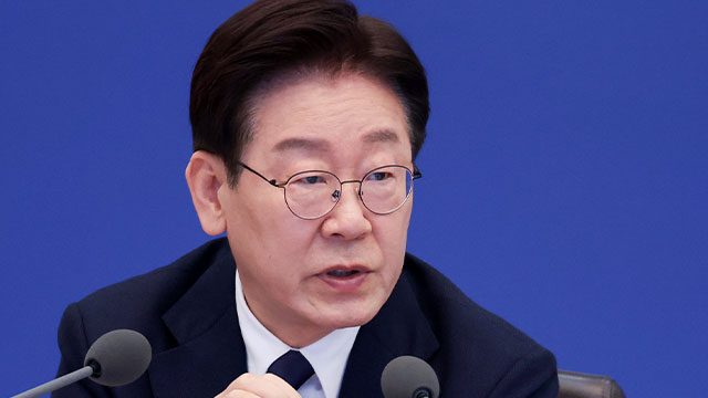 Lee argumentiert, dass die zentrale Unterstützung die lokalen Kosten für Bargeldhilfe überwiegt