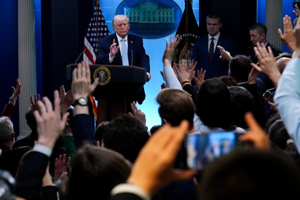 Trump verdoppelt seine Drohungen gegen den Iran angesichts der bevorstehenden Frist für Hormuz