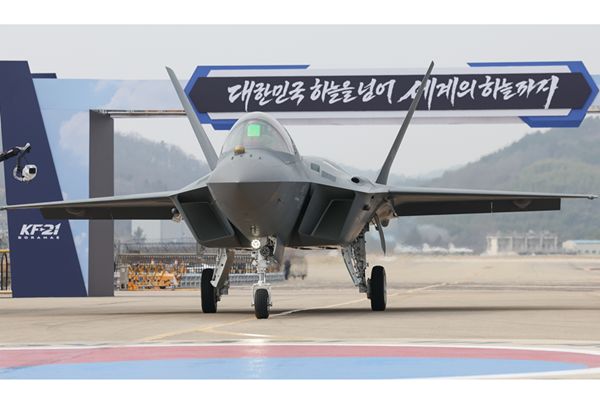 Südkorea übergibt im Rahmen eines gemeinsamen Entwicklungsprojekts einen KF-21-Prototyp an Indonesien