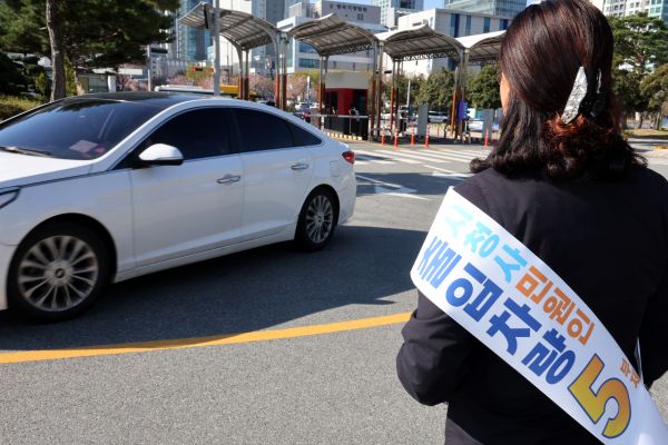 Für Regierungsangestellte und Fahrzeuge tritt ein Verbot des ungeraden Fahrens in Kraft