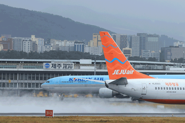 Dutzende Flüge von und zur Insel Jeju wurden aufgrund ungünstigen Wetters abgesagt und verspätet