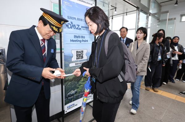 Der Touristenzugverkehr zwischen den Bahnhöfen Seoul und Dorasan wird nach mehr als sechs Jahren wieder aufgenommen.