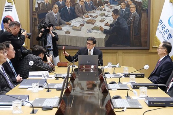 BOK belässt den Leitzins unverändert bei 2,5 %, da Währung, Inflation und Wachstum instabil sind