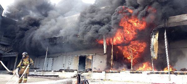 Die Polizei untersucht den Brand in einem Lagerhaus in Wando, bei dem zwei Feuerwehrleute ums Leben kamen