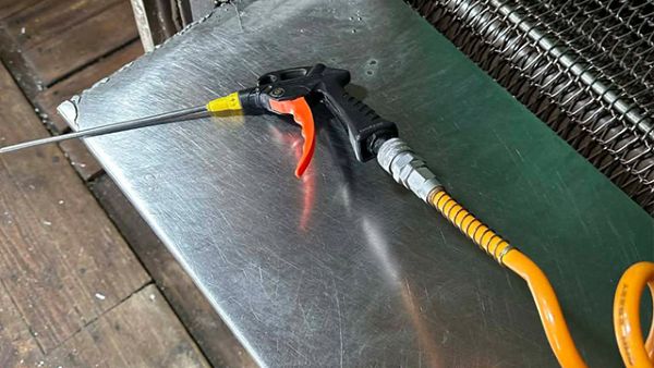 Gericht hält Arbeitgeber fest, der beschuldigt wird, Arbeitnehmer mit Druckluftpistolen verletzt zu haben