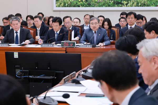 Außenminister Cho: Seoul teilte Informationen über gestrandete Schiffe mit Iran, den USA und GCC-Mitgliedern