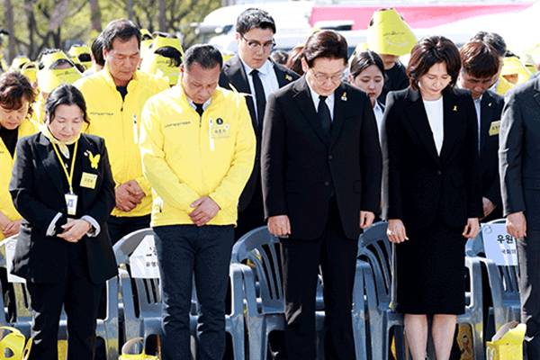 Lee gedenkt der Opfer der Sewol-Fährkatastrophe und verspricht, dass sich die Tragödie nicht wiederholen wird
