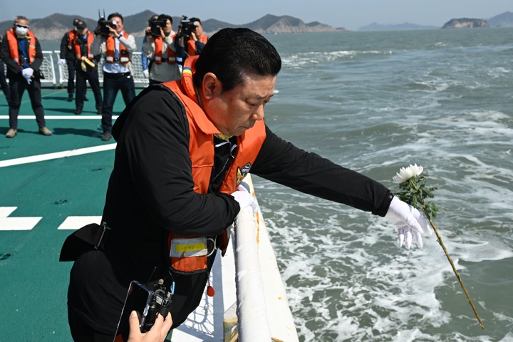 Hinterbliebene Familien halten Gedenkfeier an Bord am Unglücksort Sewol ab