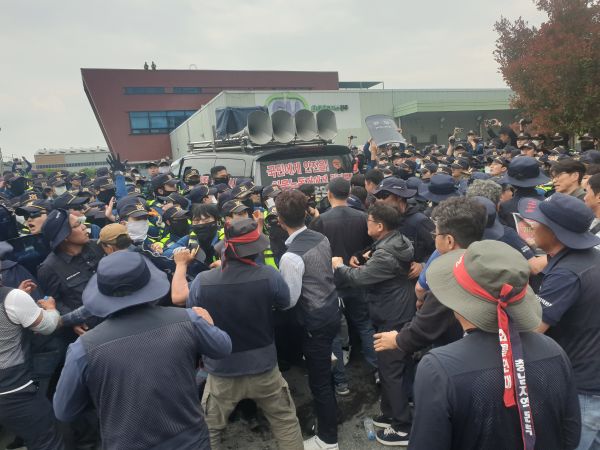 1 Toter, 2 Verletzte nach Lkw-Angriff auf Gewerkschaftsversammlung in Jinju