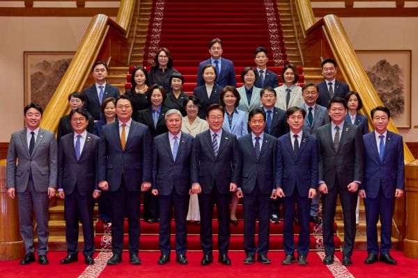 Lee trifft Gesetzgeber kleinerer Parteien und betont die Notwendigkeit, die politische Polarisierung zu überwinden