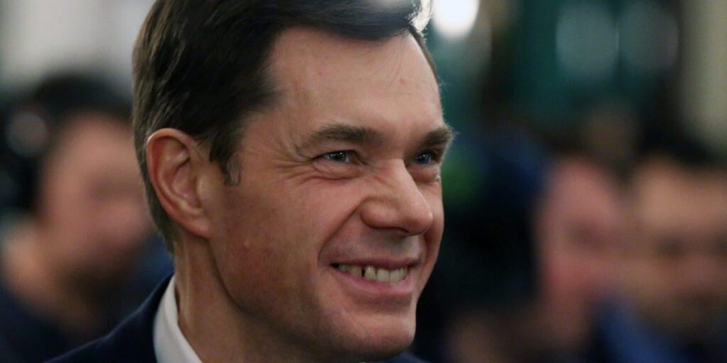 Eine 500-Millionen-Dollar-Superyacht, die mit dem reichsten Mann Russlands in Verbindung gebracht wird, konnte gerade noch die blockierte Straße von Hormus passieren Eine 500-Millionen-Dollar-Superyacht, die mit dem reichsten Mann Russlands in Verbindung gebracht wird, konnte gerade noch die blockierte Straße von Hormus passieren