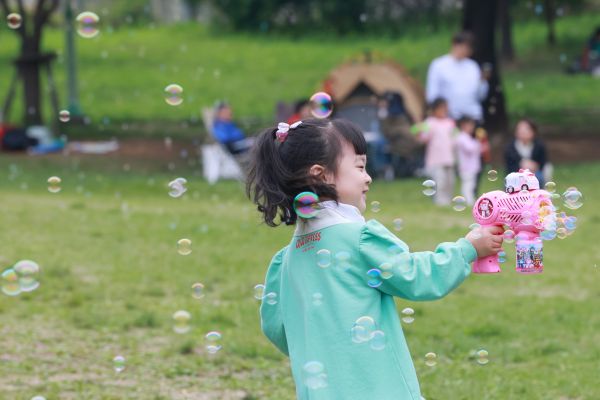 Sonniger Himmel und warmes Wetter für den Kindertag am Dienstag 