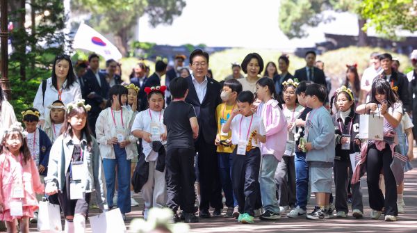 Präsident Lee und First Lady sind Gastgeber der Veranstaltung zum Kindertag im Cheong Wa Dae