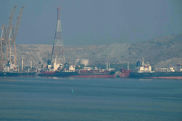 Navigation der verbleibenden 25 fraglichen Schiffe, nachdem der erste südkoreanische Tanker die Straße von Hormus passiert hat