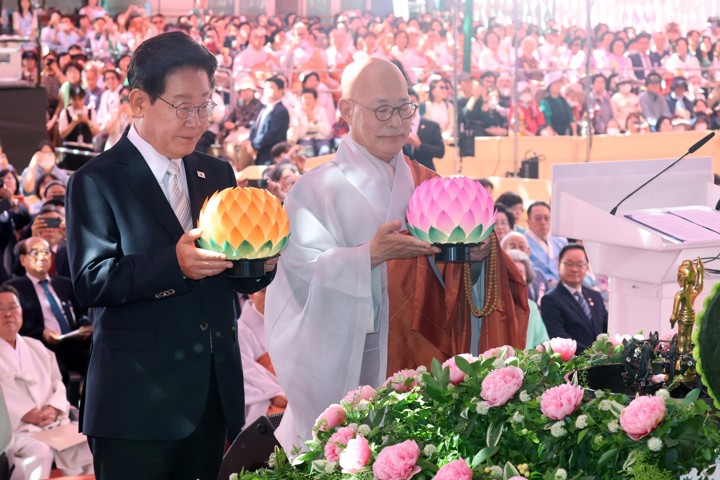 Lee schwört bei Buddhas Geburtstagszeremonie, eine Regierung aufzubauen, die das Leben der Menschen schützt