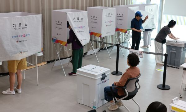 Am ersten Tag der vorzeitigen Stimmabgabe bei Kommunalwahlen liegt die Wahlbeteiligung bei 11,6 %