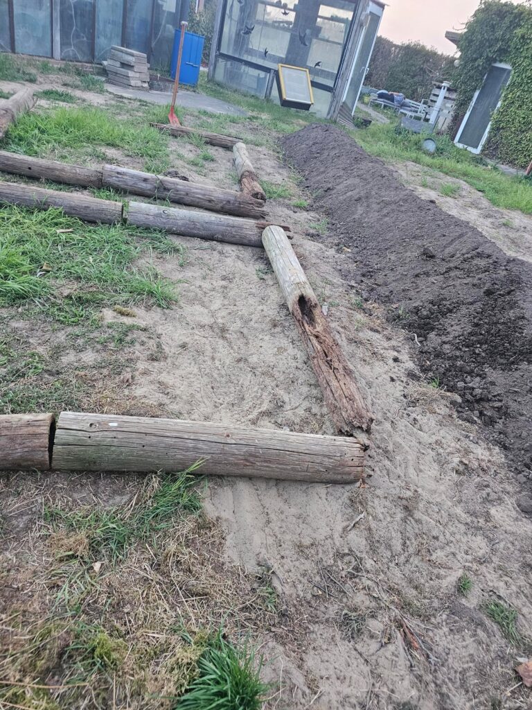 Holzpfähle als Beet Grenzen? Holzpfähle als Beet Grenzen?