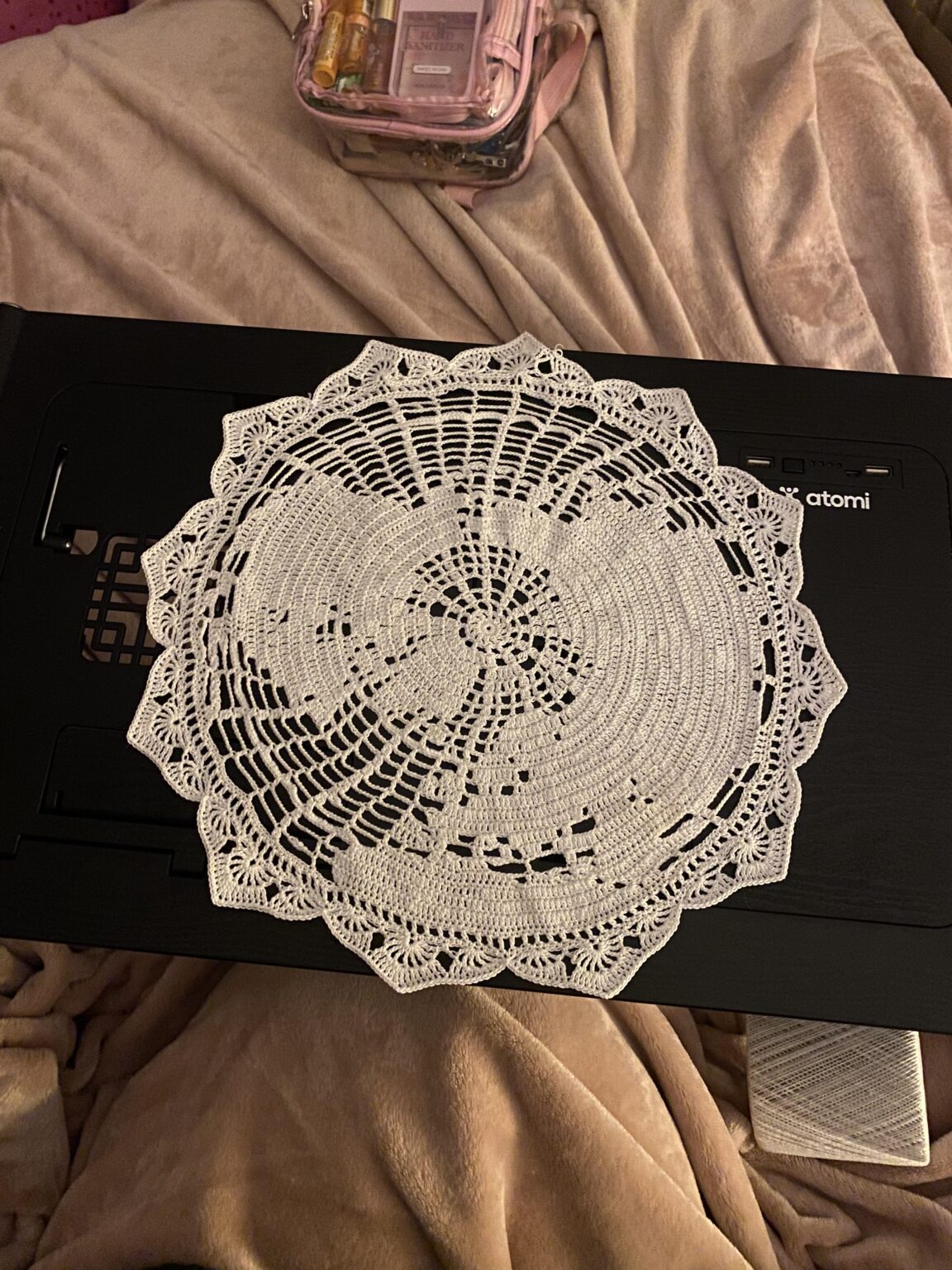 Ich habe für meinen Freund ein Deckchen der nördlichen Hemisphäre gehäkelt🩷