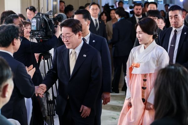 Lee kommt in Brüssel an und schwört, Südkorea in ein besseres Land zu verwandeln