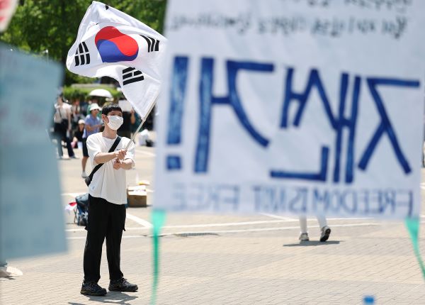 Gallup Korea-Umfrage zeigt, dass 44 % der Südkoreaner die Wiederholung der Kommunalwahlen unterstützen, 48 % sind dagegen