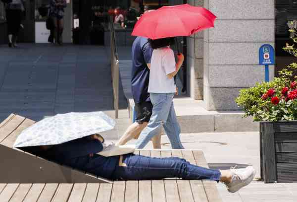 Schauervorhersage in Gangwon Fr. Nachts könnte Merkur am Samstag 32°C erreichen.