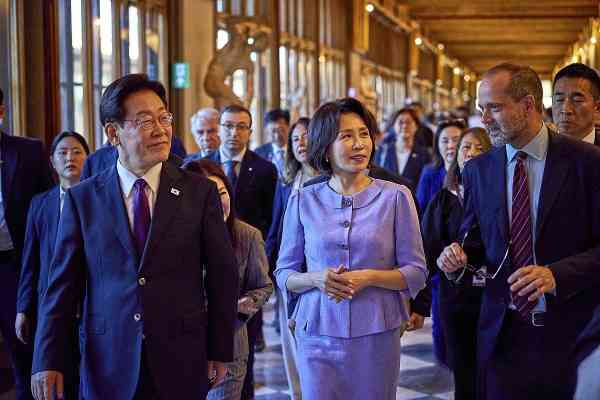 Präsident Lee besucht die Uffizien