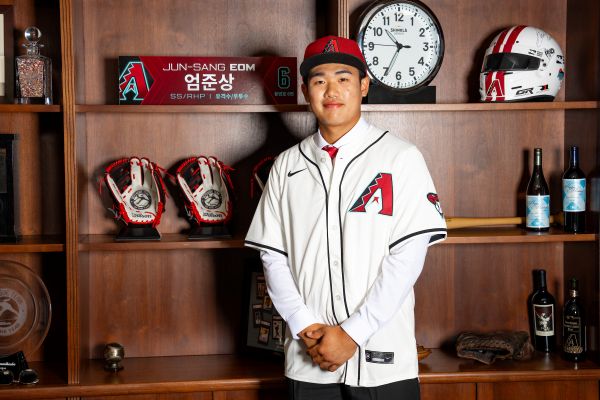 Der südkoreanische 2-Wege-Spieler Eom Jun-sang unterschreibt bei den Arizona Diamondbacks der MLB