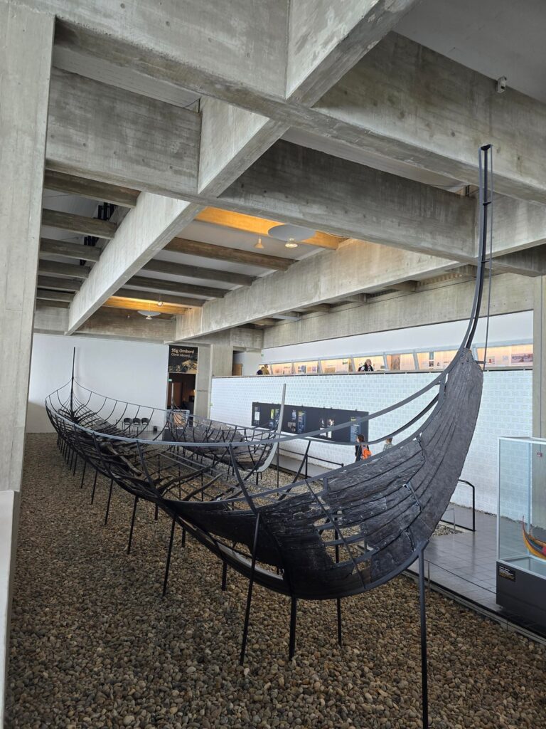 Ich war für ein paar Tage in Dänemark. Anscheinend wurde das zweitgrößte bekannte Wikingerschiff aus Wicklower Hölzern gebaut