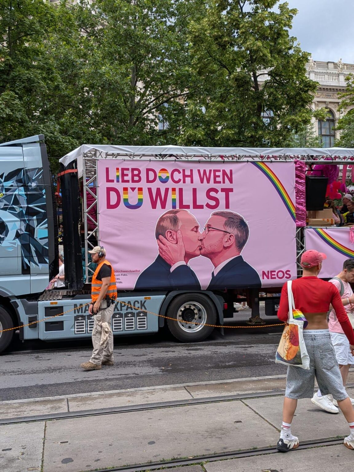 NEOS-Truck heute bei der Pride in Wien