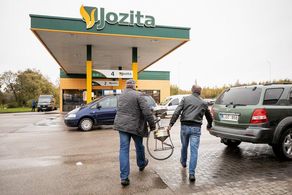 So kalt, dass wir sogar die Heizung anmachen mussten. Auch in Jozita werden Durchsuchungen durchgeführt