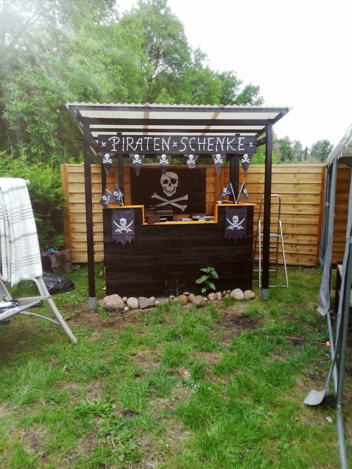 Update Piratenschenke, das Dach ist drauf, Dekobild kommt am Wochenende.