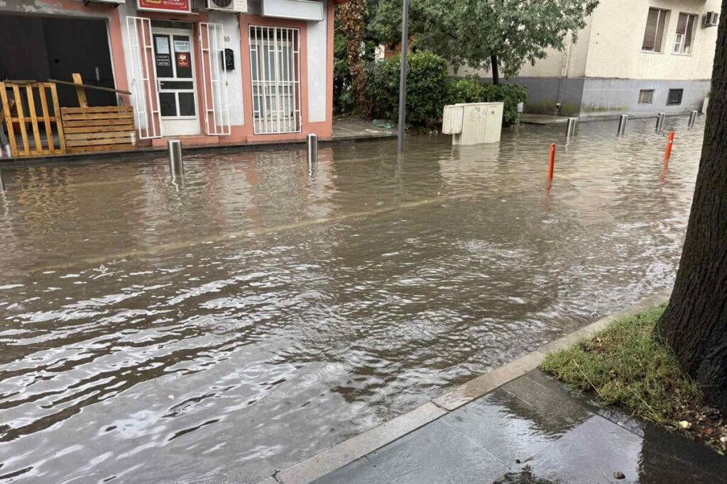Straßen in Podgorica wegen des Sturms überschwemmt, Teams des Schutz- und Rettungsdienstes sind vor Ort Straßen in Podgorica wegen des Sturms überschwemmt, Teams des Schutz- und Rettungsdienstes sind vor Ort
