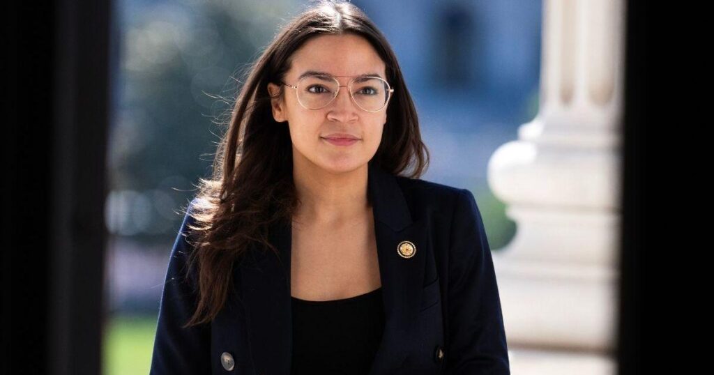Alexandria Ocasio-Cortez fordert Fernsehsender dringend auf, die Wahlrede von Donald Trump nicht auszustrahlen