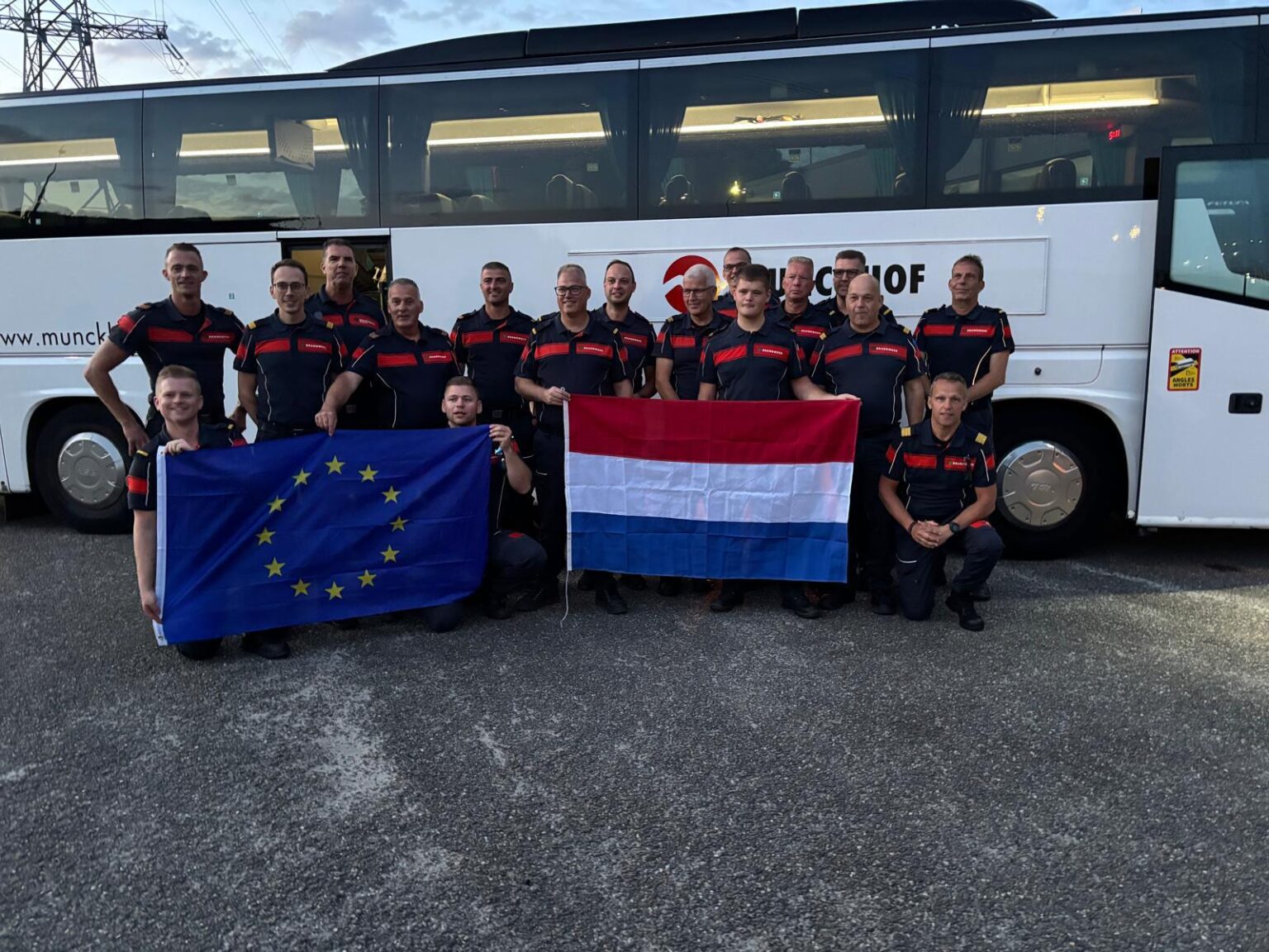 Viel Glück für die niederländischen Feuerwehrleute, die über den EU-Katastrophenschutz in Spanien stationiert sind. Zum ersten Mal positioniert die EU vorab Teams in Hochrisikogebieten in Europa, bevor es zu Waldbränden kommt Viel Glück für die niederländischen Feuerwehrleute, die über den EU-Katastrophenschutz in Spanien stationiert sind. Zum ersten Mal positioniert die EU vorab Teams in Hochrisikogebieten in Europa, bevor es zu Waldbränden kommt