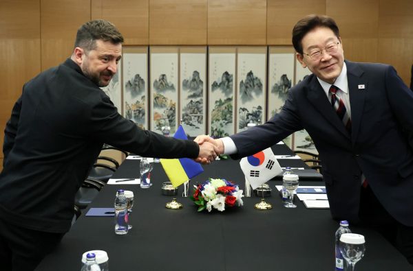 Präs. Lee und der ukrainische Präsident halten Gipfeltreffen ab und diskutieren die Frage der nordkoreanischen Kriegsgefangenen 