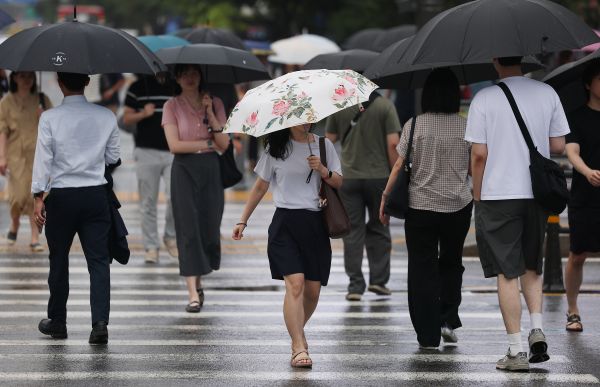 Regen trifft am Freitag auf die südliche Region und breitet sich am Samstag landesweit aus
