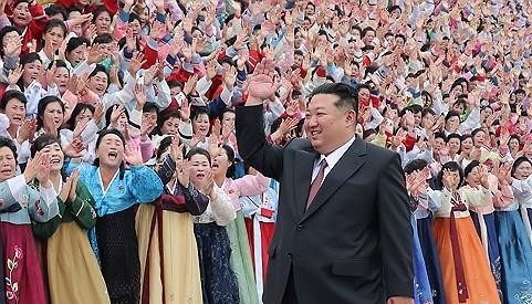 Kim hält Fotosession mit Mitgliedern der Frauengruppe und der Baueinheit für innere Einheit ab