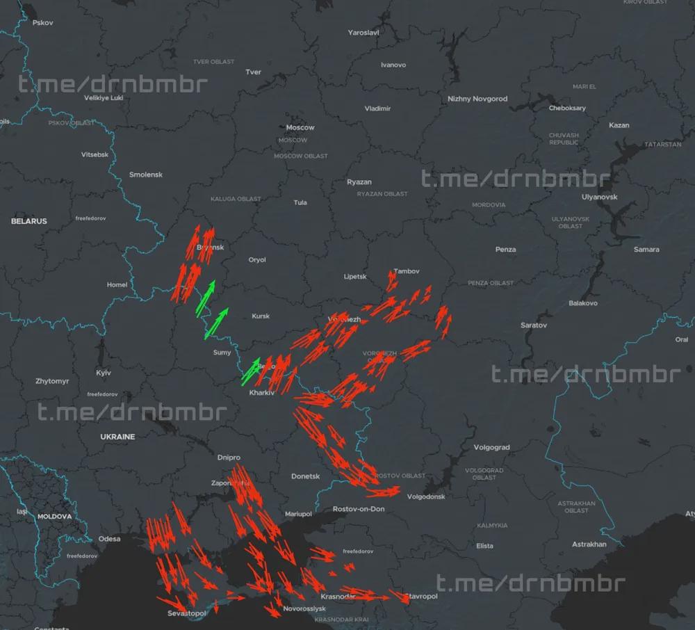 Nach Angaben von DroneBomber starteten über Nacht etwa 400 Drohnen, um Russland und die vorübergehend besetzten Gebiete anzugreifen.