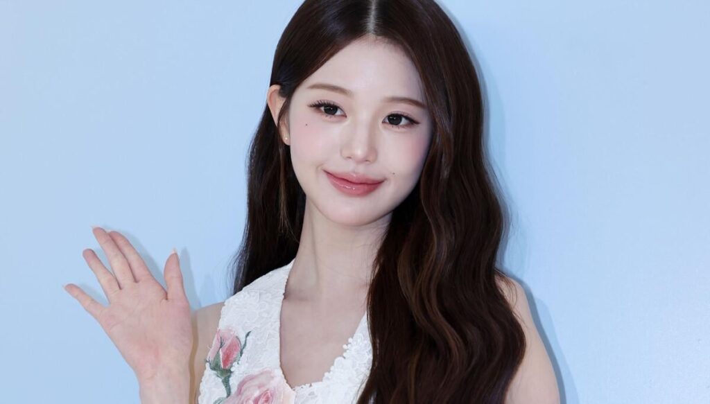 Jang Wonyoung von IVE wirft den ersten Pitch beim Spiel New York Mets vs. Dodgers
