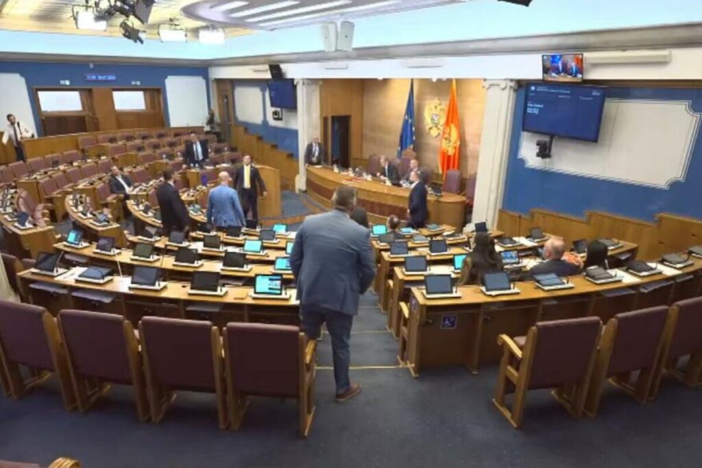 VIDEO Schwerer Vorfall im Parlament verhindert: Šaranović nannte Knežević einen Lügner, dieser antwortete, er sei ein Schlingel VIDEO Schwerer Vorfall im Parlament verhindert: Šaranović nannte Knežević einen Lügner, dieser antwortete, er sei ein Schlingel