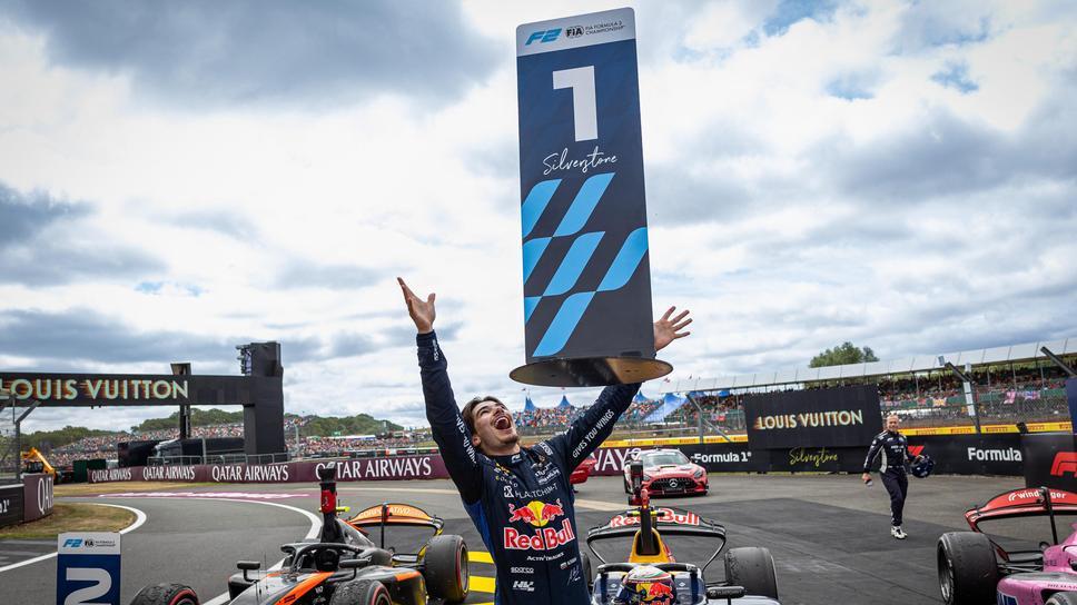 Nikola Tsolov überholte Leclerc und Russell in der Formel 2 und holte sich als Rookie die meisten Siege!
